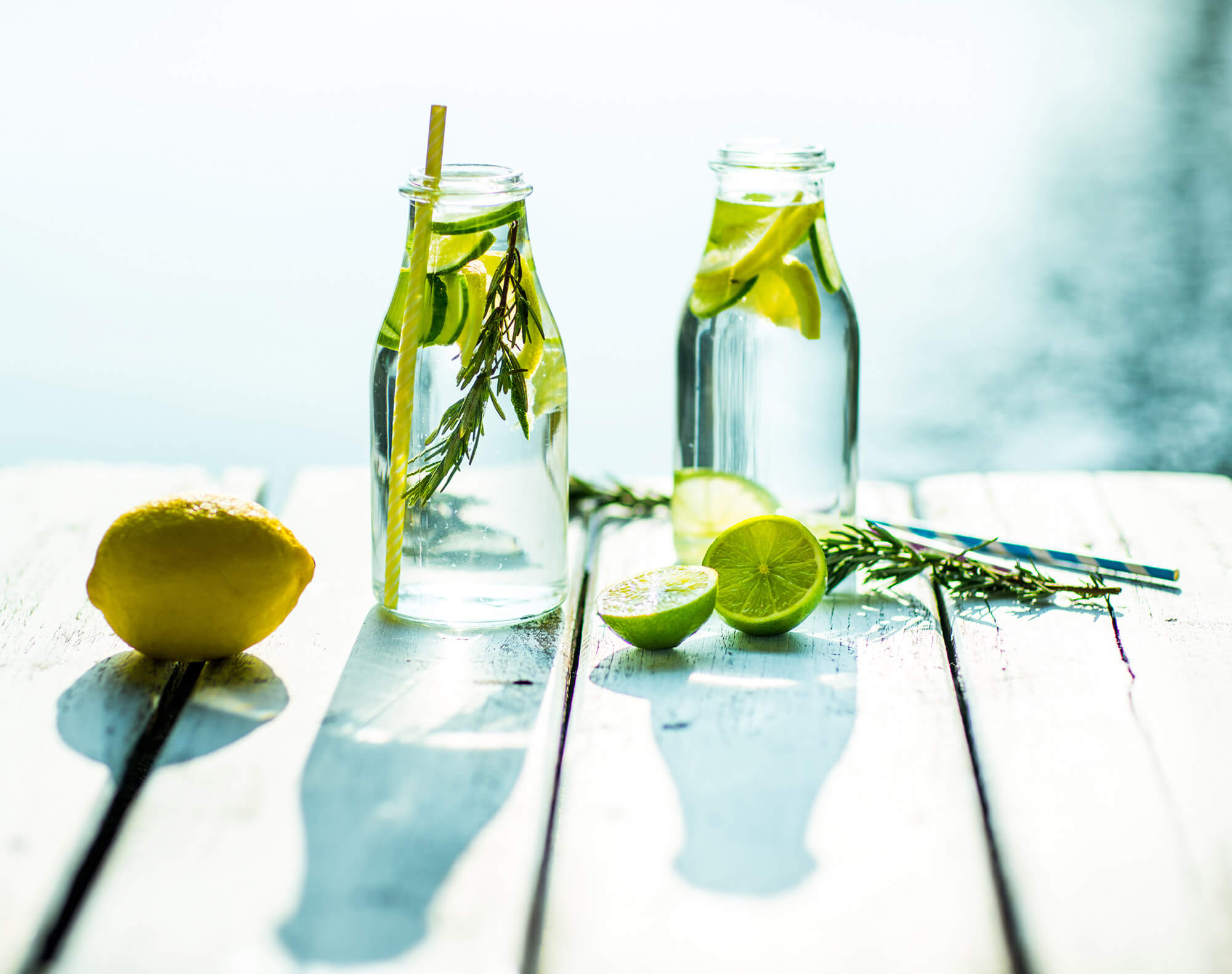Frisches Wasser mit Limetten und Rosmarin